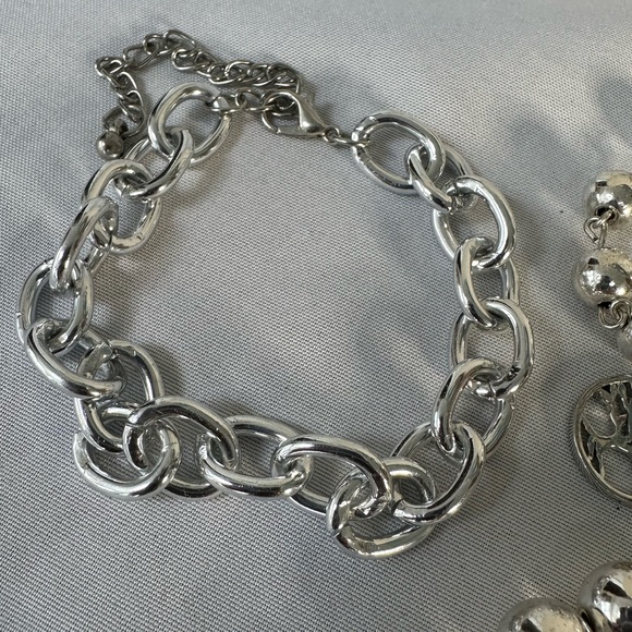 Group of 7 silvertone bracelets - Picture 7 of 9